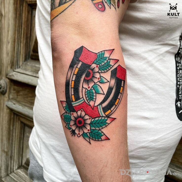 Tatuaż podkowa w motywie przedmioty i stylu oldschool na ramieniu