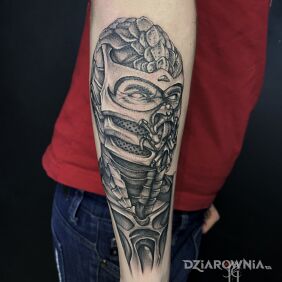 Tatuaż Scorpion MK na przedramieniu motyw: czarno-szare styl: realistyczne