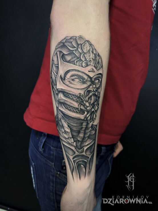 Tatuaż scorpion mk w motywie twarze i stylu dotwork na przedramieniu