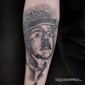 Tatuaż Clockwork Orange na przedramieniu motyw: mroczne styl: realistyczne