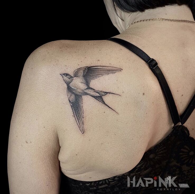 Tattoo Bird in animals motif and realistic style on the back