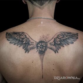Tatuaż Fly na łopatkach motyw: czarno-szare styl: graficzne / ilustracyjne