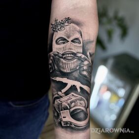 Tatuaż Хулиган na przedramieniu motyw: przedmioty styl: chicano