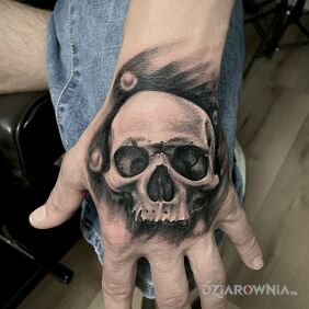 Tatuaż S K U L L na ręce motyw: czarno-szare styl: realistyczne