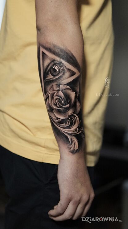 Tatuaż eye w motywie kwiaty i stylu graficzne / ilustracyjne na przedramieniu