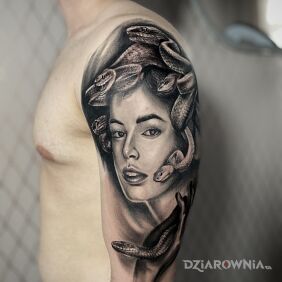 Tatuaż M E D U Z A na ramieniu motyw: fantasy styl: realistyczne