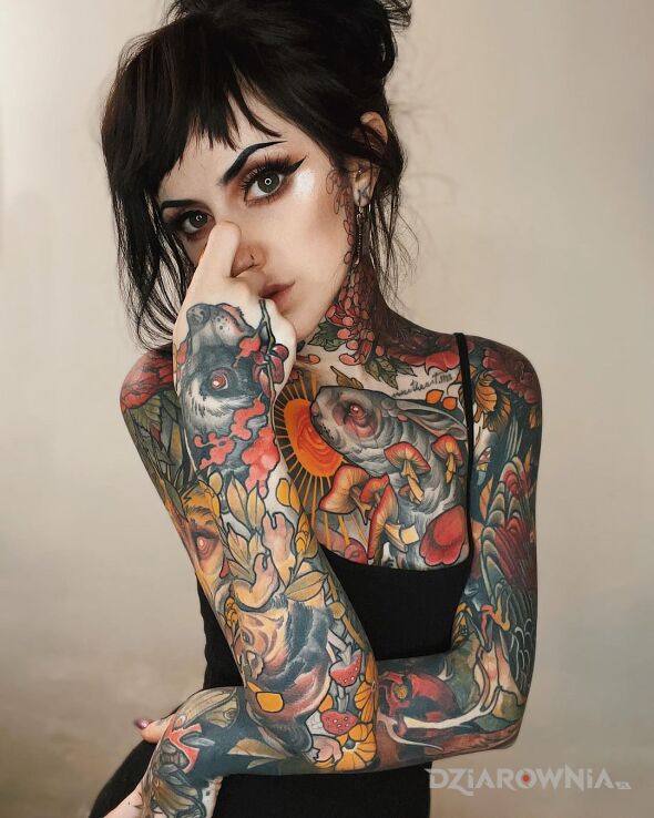 Tatuaż kolorowa panienka w motywie kolorowe i stylu neotradycyjne na klatce