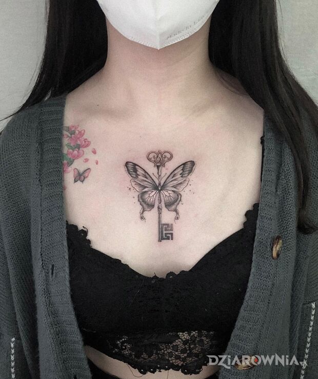 Tatuaż motyl klucznik w motywie przedmioty i stylu realistyczne na klatce