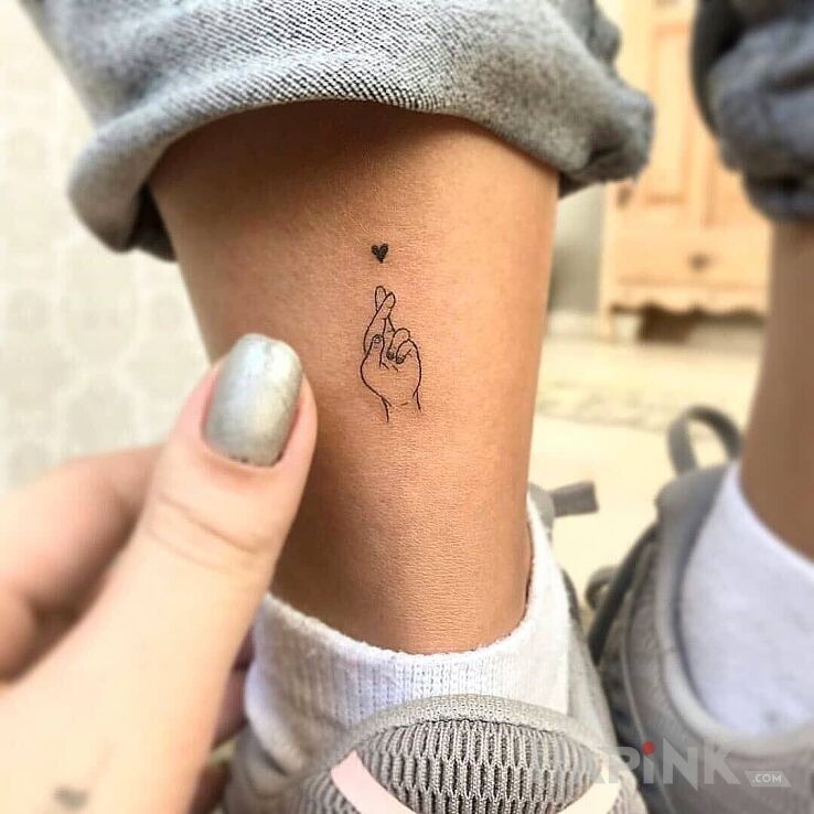Tattoo Mini rączka in other motif and minimalistic style on the leg