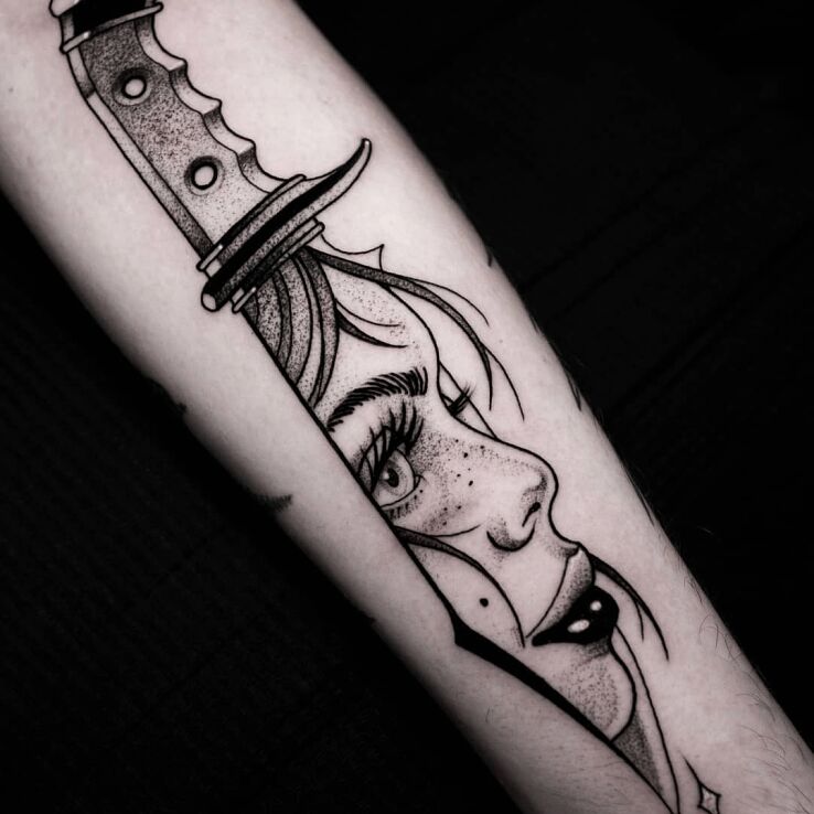 Tatuaż nóż  kobieta  twarz w motywie czarno-szare i stylu blackwork / blackout na przedramieniu