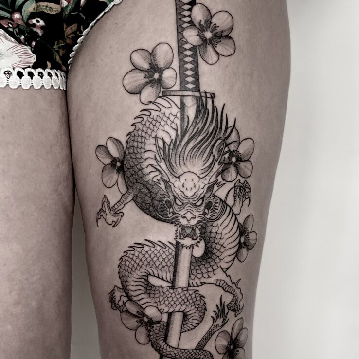 Tatuaż smok  miecz  kwiaty w motywie kwiaty i stylu graficzne / ilustracyjne na nodze