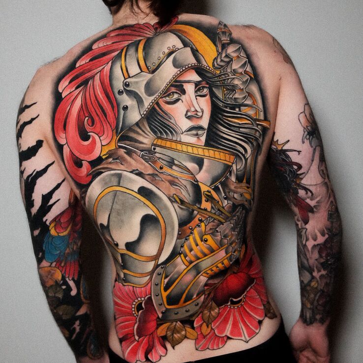 Tatuaż rycerz  kwiaty w motywie florystyczne i stylu neotradycyjne na plecach