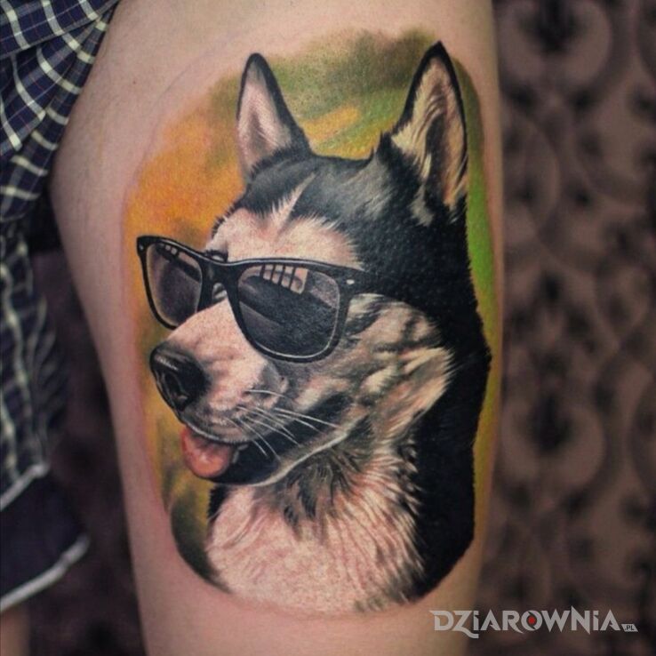 Tatuaż pies  przyjaciel  okulary w motywie zwierzęta i stylu realistyczne na nodze