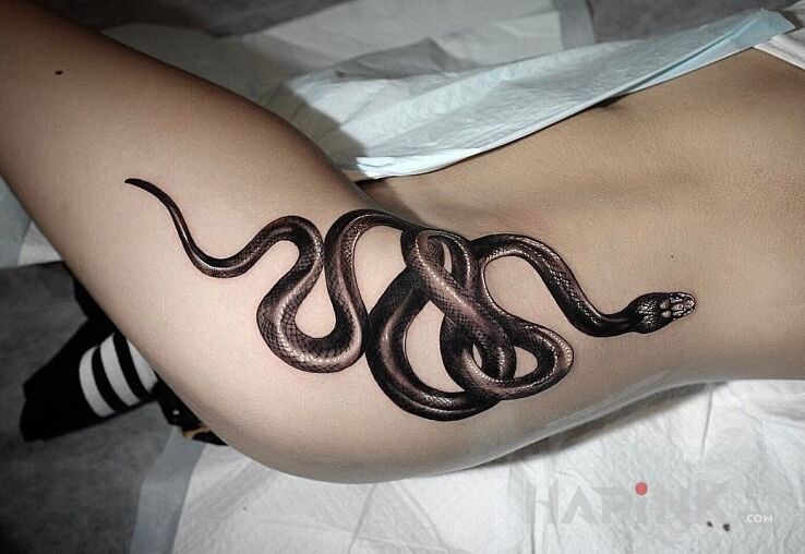 Tattoo Wężyk in animals motif on the leg