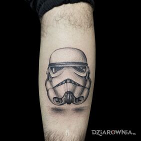 Tatuaż Star Wars na łydce motyw: czarno-szare styl: realistyczne