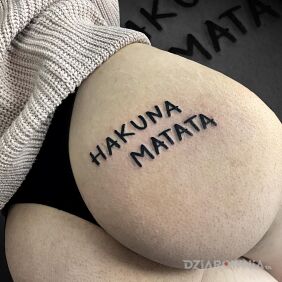 Tatuaż Hakuna matata na pośladkach motyw: napisy