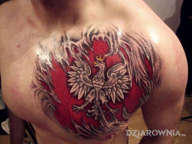 Tatuaż blisko serca w motywie patriotyczne na klatce
