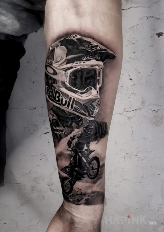 Tattoo Tatuaż Motocyklisty in 3D motif and realistic style On the arm