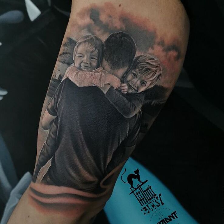 Tatuaż tata z synkami w motywie miłosne i stylu realistyczne na ręce