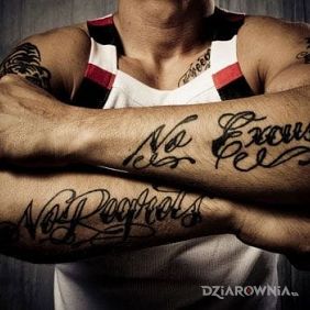 Tatuaż Bez wymówek na przedramieniu motyw: napisy