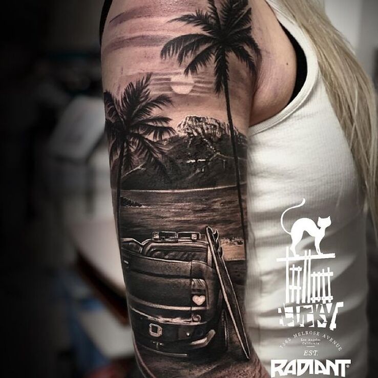 Tatuaż kompozycja dla kobiety-surfera w motywie przedmioty i stylu realistyczne na przedramieniu