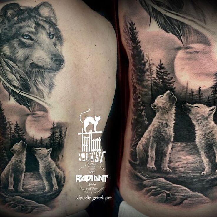 Tatuaż młode wilczki w motywie zwierzęta i stylu realistyczne na plecach