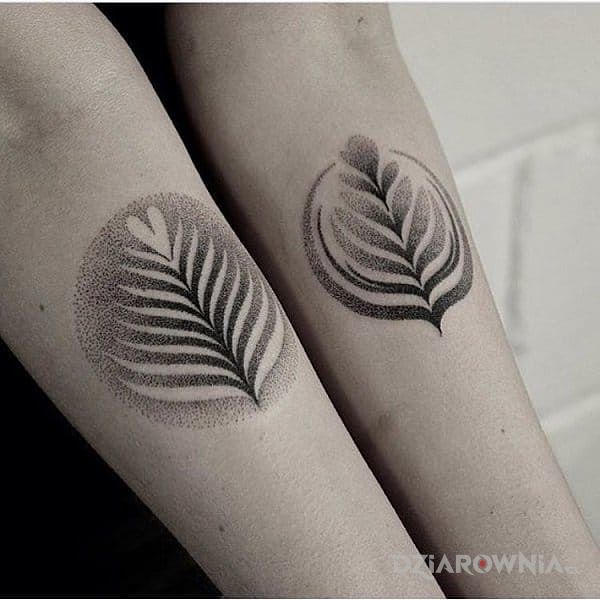 Tatuaż dwa listki w motywie miłosne na przedramieniu