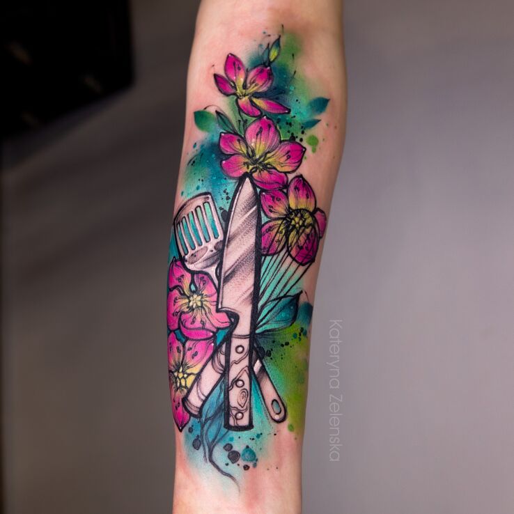 Tatuaż kuchnia  gotowanie  kwiaty w motywie kolorowe i stylu watercolor na przedramieniu