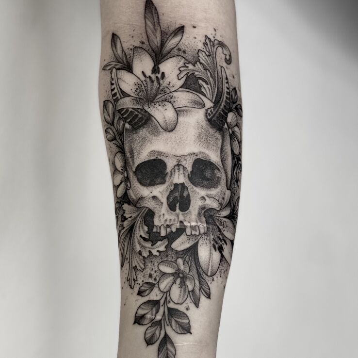 Tatuaż czaszka  kwiaty w motywie czarno-szare i stylu blackwork / blackout na ręce