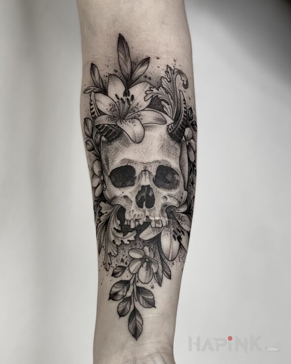 Tattoo Czaszka / Kwiaty in floral motif and graphic / illustrative style on the forearm