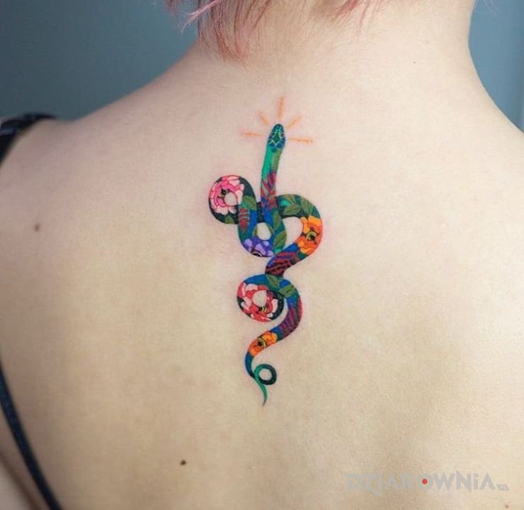 Tatuaż kolorowy wężyk w motywie zwierzęta na plecach
