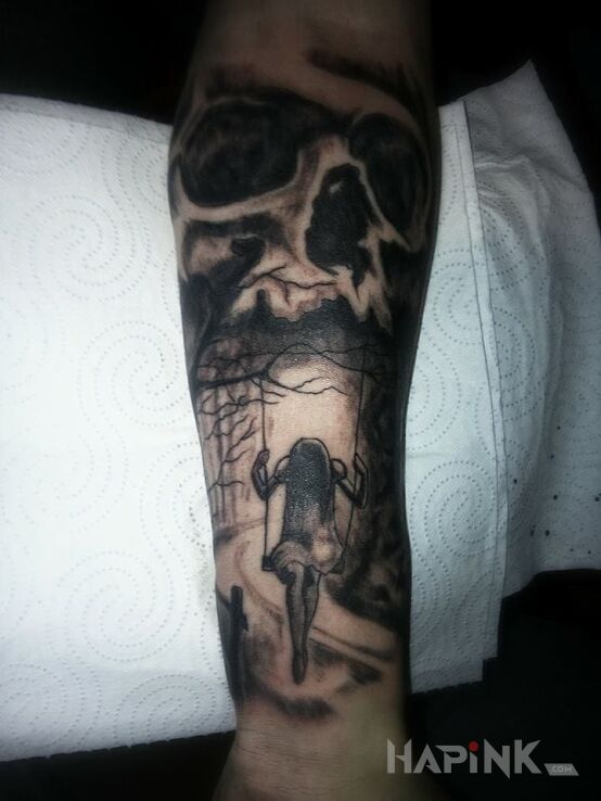 Tattoo Bo przez przypadek usunąłem in demons motif on the forearm
