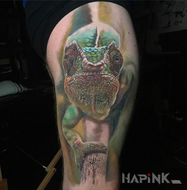 Tattoo Kameleon in animals motif and realistic style on the leg
