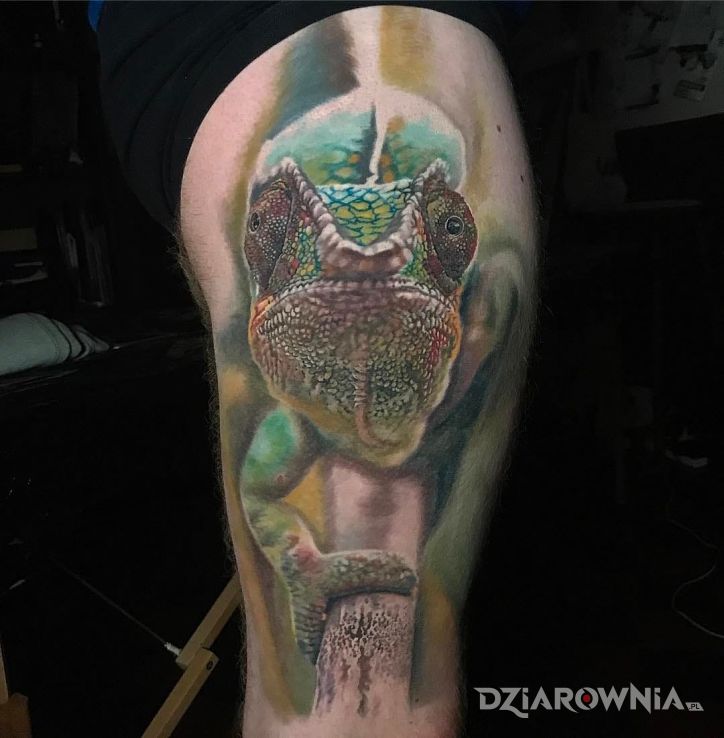 Tatuaż kameleon w motywie 3D i stylu realistyczne na nodze