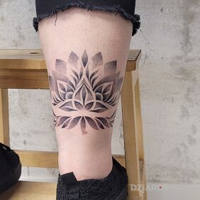 Tatuaż Dotwork na łydce motyw: kwiaty styl: dotwork