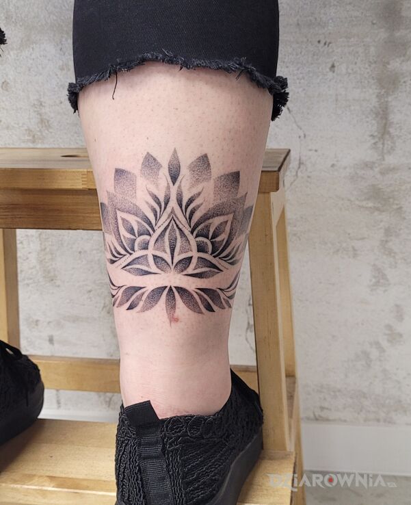Tatuaż dotwork w motywie kwiaty i stylu dotwork na łydce