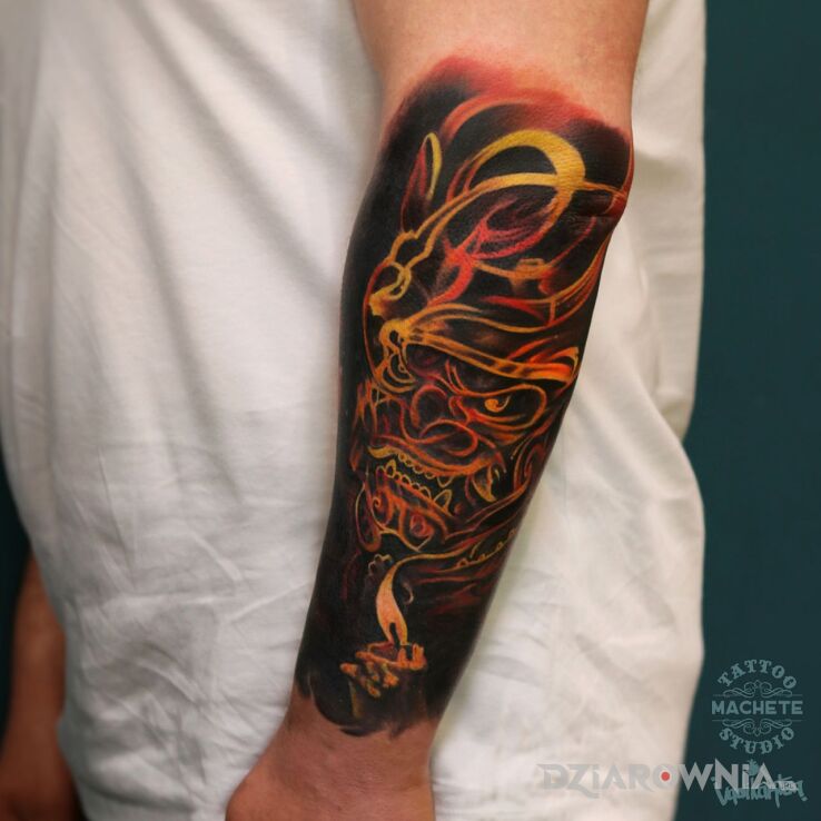 Tatuaż samuraj z ognia w motywie kolorowe i stylu realistyczne na ramieniu