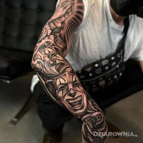 Tatuaż Teatralne maski na ramieniu motyw: religijne styl: realistyczne