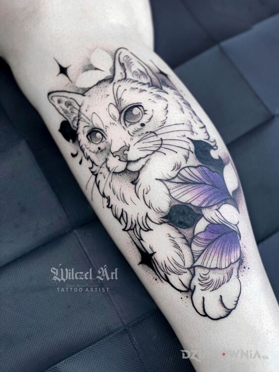 Tatuaż kot  liście w motywie kwiaty i stylu kontury / linework na łydce