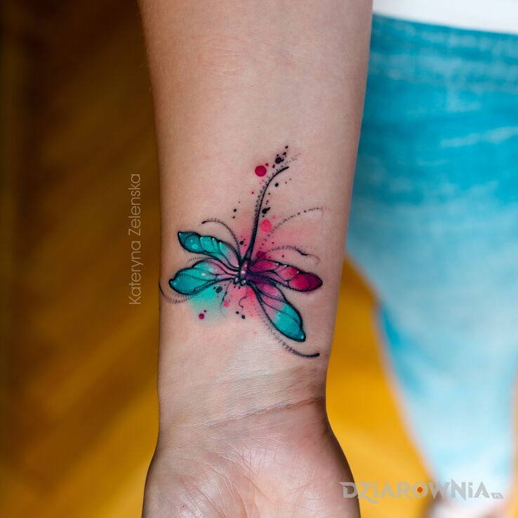 Tatuaż ważka  owad w motywie natura i stylu watercolor na przedramieniu