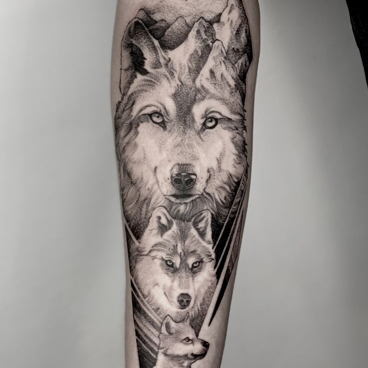 Tatuaż wilk  wilki  rodzina  góry w motywie zwierzęta i stylu kontury / linework na przedramieniu