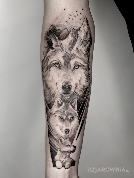 Tatuaż wilk  wilki  rodzina  góry w motywie zwierzęta i stylu kontury / linework na przedramieniu