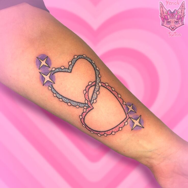 Tatuaż serce  serca w motywie miłosne i stylu graficzne / ilustracyjne na przedramieniu