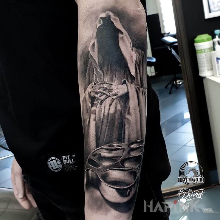 Tattoo Śmierć i kastet in characters motif and realistic style On the arm
