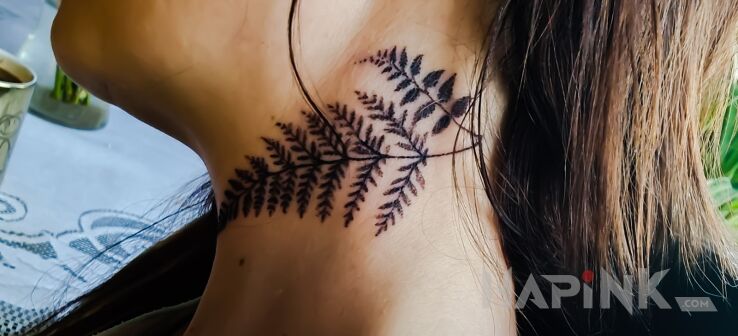 Tattoo Liść paproci in floral motif and dotwork style on the neck