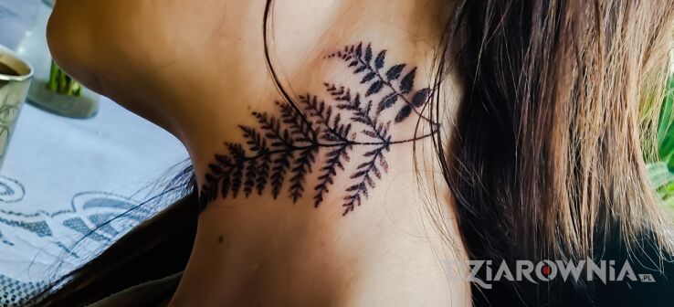 Tatuaż liść paproci w motywie florystyczne i stylu dotwork na szyi
