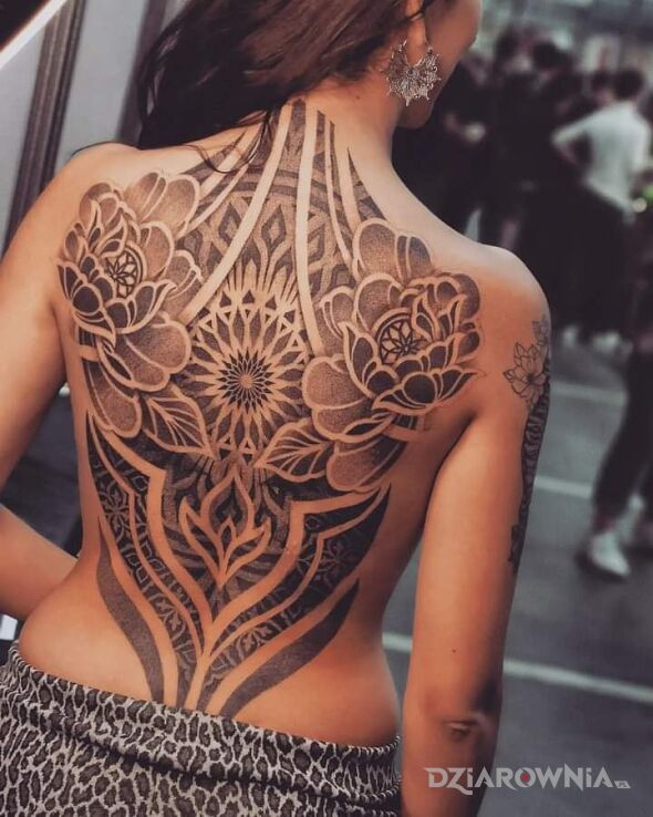 Tatuaż plecki zrobione w motywie kwiaty i stylu graficzne / ilustracyjne na plecach
