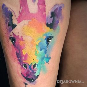 Tatuaż Kolorowa żyrafa na nodze motyw: zwierzęta