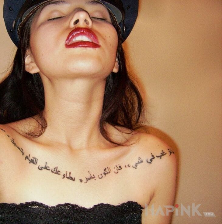 Tattoo Napis po arabsku in sexy motif on the collarbone