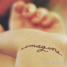Tatuaż Imagine na nadgarstku motyw: napisy